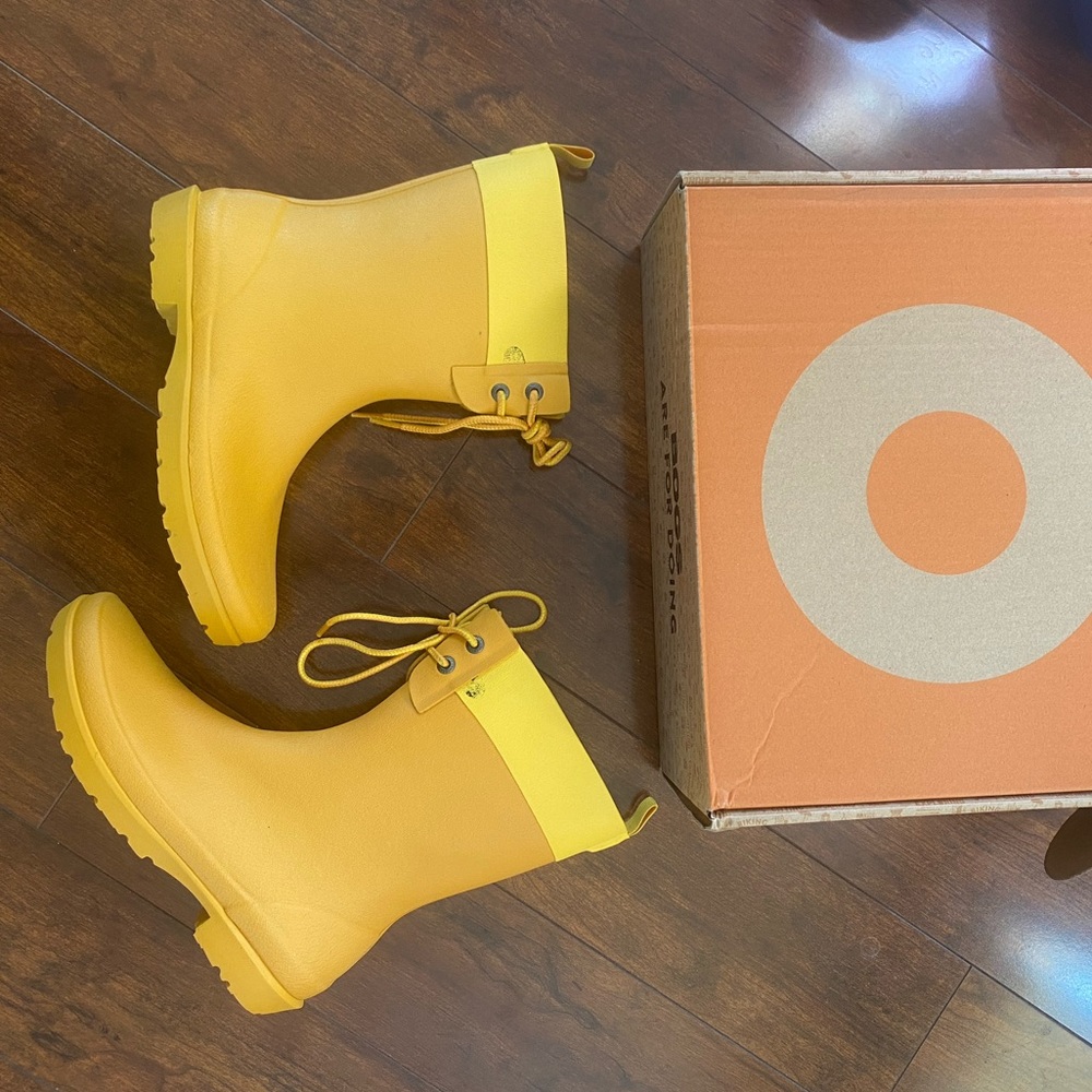 NWT Bogs size 8 yellow lace up rain boots